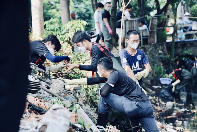Gặp nhóm bạn trẻ ngâm mình trong kênh rạch để dọn sạch rác: “Tụi em muốn làm điều ý nghĩa cho Sài Gòn” - Ảnh 20.
