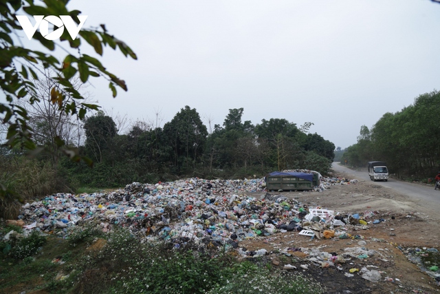 Dân chặn bãi rác Xuân Sơn: Hà Nội làm tất cả có thể để tháo gỡ vướng mắc - Ảnh 3.