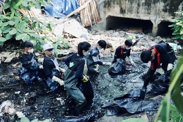 Gặp nhóm bạn trẻ ngâm mình trong kênh rạch để dọn sạch rác: “Tụi em muốn làm điều ý nghĩa cho Sài Gòn” - Ảnh 10.