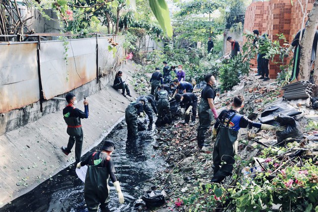 Gặp nhóm bạn trẻ ngâm mình trong kênh rạch để dọn sạch rác: “Tụi em muốn làm điều ý nghĩa cho Sài Gòn” - Ảnh 8.