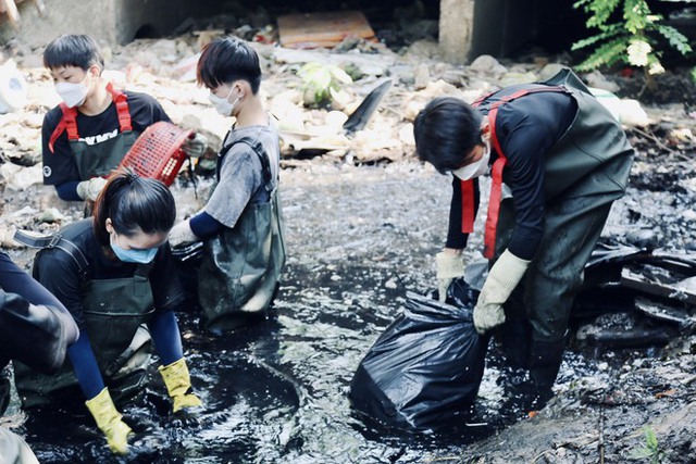 Gặp nhóm bạn trẻ ngâm mình trong kênh rạch để dọn sạch rác: “Tụi em muốn làm điều ý nghĩa cho Sài Gòn” - Ảnh 6.