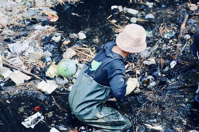 Gặp nhóm bạn trẻ ngâm mình trong kênh rạch để dọn sạch rác: “Tụi em muốn làm điều ý nghĩa cho Sài Gòn” - Ảnh 5.