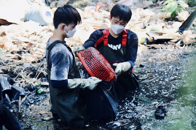 Gặp nhóm bạn trẻ ngâm mình trong kênh rạch để dọn sạch rác: “Tụi em muốn làm điều ý nghĩa cho Sài Gòn” - Ảnh 3.