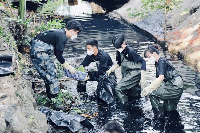 Gặp nhóm bạn trẻ ngâm mình trong kênh rạch để dọn sạch rác: “Tụi em muốn làm điều ý nghĩa cho Sài Gòn” - Ảnh 2.