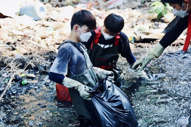 Gặp nhóm bạn trẻ ngâm mình trong kênh rạch để dọn sạch rác: “Tụi em muốn làm điều ý nghĩa cho Sài Gòn” - Ảnh 19.