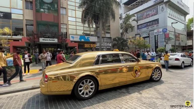Chịu chơi như triệu phú giàu nhất Ấn Độ: Dùng chiếc Rolls Royce Phantom dát vàng 1,3 triệu USD làm taxi công cộng, gây choáng với khối tài sản gần 100 triệu USD - Ảnh 4.