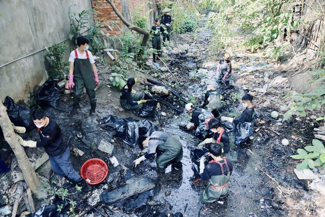 Gặp nhóm bạn trẻ ngâm mình trong kênh rạch để dọn sạch rác: “Tụi em muốn làm điều ý nghĩa cho Sài Gòn” - Ảnh 1.
