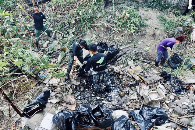 Gặp nhóm bạn trẻ ngâm mình trong kênh rạch để dọn sạch rác: “Tụi em muốn làm điều ý nghĩa cho Sài Gòn” - Ảnh 18.