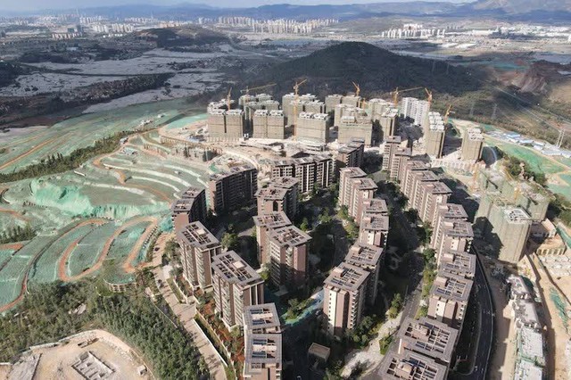 Sốt BĐS, một ngọn núi ở Trung Quốc bị bê tông hóa với hơn 1.000 biệt thự và căn hộ: Là công trình xây dựng trái phép, buộc phải dỡ bỏ vì phá hủy môi trường - Ảnh 2.