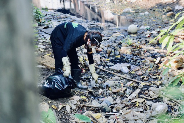 Gặp nhóm bạn trẻ ngâm mình trong kênh rạch để dọn sạch rác: “Tụi em muốn làm điều ý nghĩa cho Sài Gòn” - Ảnh 17.