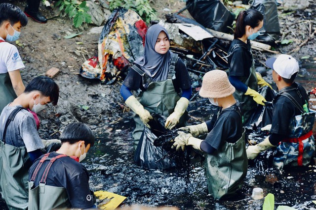Gặp nhóm bạn trẻ ngâm mình trong kênh rạch để dọn sạch rác: “Tụi em muốn làm điều ý nghĩa cho Sài Gòn” - Ảnh 16.