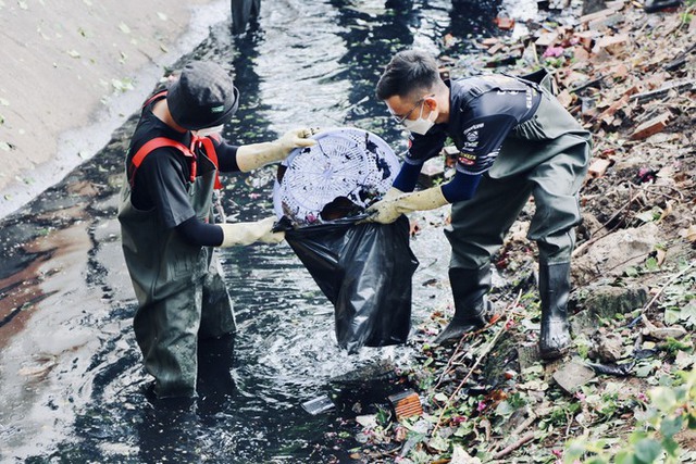 Gặp nhóm bạn trẻ ngâm mình trong kênh rạch để dọn sạch rác: “Tụi em muốn làm điều ý nghĩa cho Sài Gòn” - Ảnh 15.
