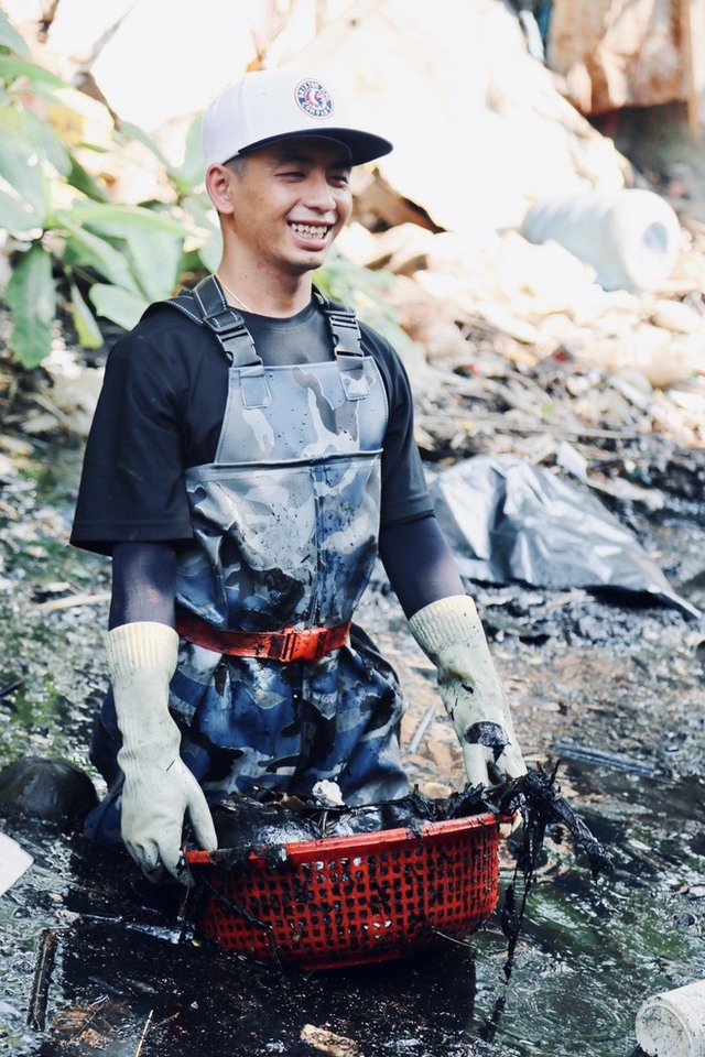 Gặp nhóm bạn trẻ ngâm mình trong kênh rạch để dọn sạch rác: “Tụi em muốn làm điều ý nghĩa cho Sài Gòn” - Ảnh 14.