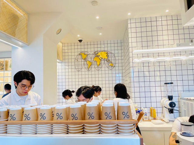 Từ vụ % Arabica của Nhật “làm mưa làm gió”, nhìn lại cuộc chiến chuỗi cà phê tại Việt Nam: Rất nhiều thương hiệu ngoại chưa thành công, thậm chí phải bỏ cuộc - Ảnh 1.