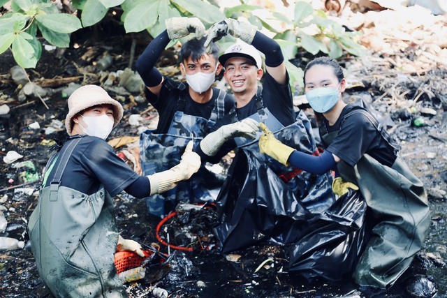 Gặp nhóm bạn trẻ ngâm mình trong kênh rạch để dọn sạch rác: “Tụi em muốn làm điều ý nghĩa cho Sài Gòn” - Ảnh 13.