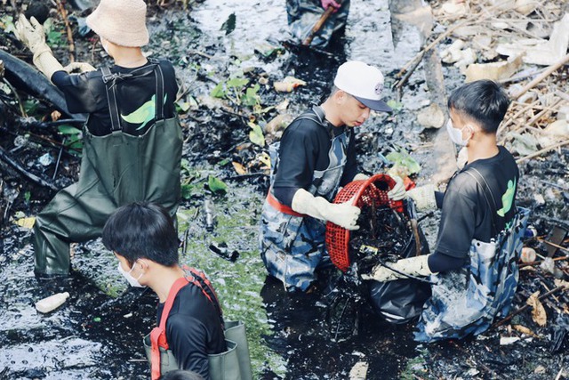 Gặp nhóm bạn trẻ ngâm mình trong kênh rạch để dọn sạch rác: “Tụi em muốn làm điều ý nghĩa cho Sài Gòn” - Ảnh 12.