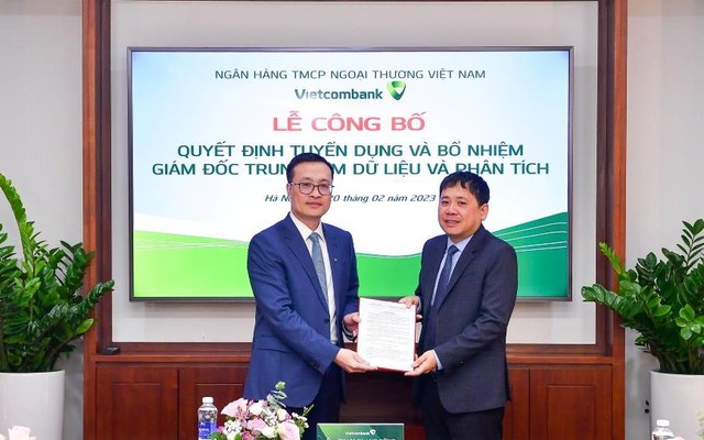 Ông Phạm Quang Dũng Chủ tịch HĐQT Vietcombank (bên trái) trao quyết định cho tân Giám đốc Trung tâm dữ liệu và phân tích TSC