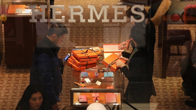 Không ai sướng bằng nhân viên Hermès: Công ty thưởng mạnh 17 tháng lương, người thấp nhất cũng bỏ túi 100 triệu đồng - Ảnh 2.