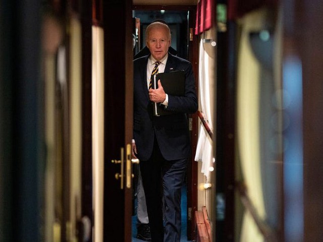 Bên trong chuyến tàu đặc biệt chở Tổng thống Biden đến Ukraine - Ảnh 3.