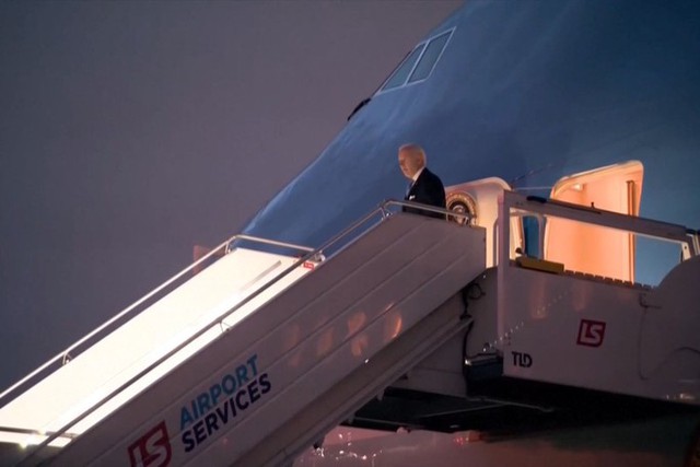 Tổng thống Mỹ Biden vấp ngã khi lên chuyên cơ - Ảnh 2.