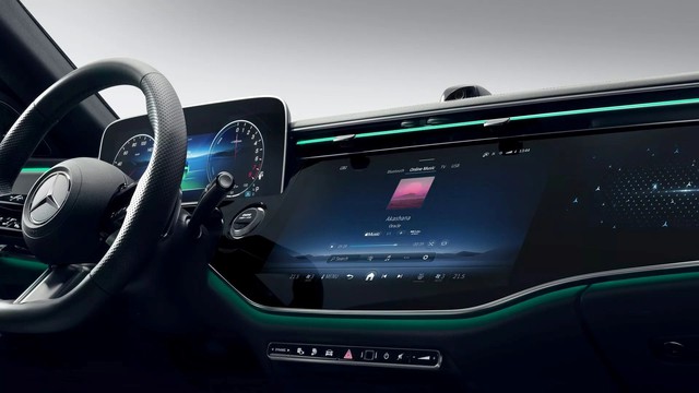 Mercedes E-Class 2024 trang bị màn hình khổng lồ, ngập công nghệ thông minh để phục vụ các thượng đế - Ảnh 1.