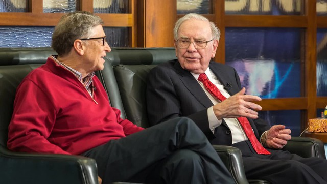 Không phải chứng khoán, đây mới là khoản đầu tư quan trọng nhất Gates học được ở Buffett: Ít ai ngờ nhưng lại ảnh hưởng trực tiếp đến khả năng kiếm tiền của bạn - Ảnh 1.