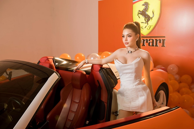 Hot girl Bến Tre chơi lớn tuổi 30: Sắm siêu xe Ferrari hàng hiếm đặt trong hộp quà khổng lồ - Ảnh 5.