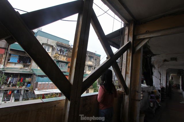 Cuộc sống người dân trong những tòa nhà chung cư chống nạng giữa Hà Nội - Ảnh 8.