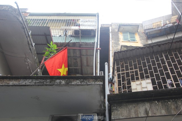 Cuộc sống người dân trong những tòa nhà chung cư chống nạng giữa Hà Nội - Ảnh 6.
