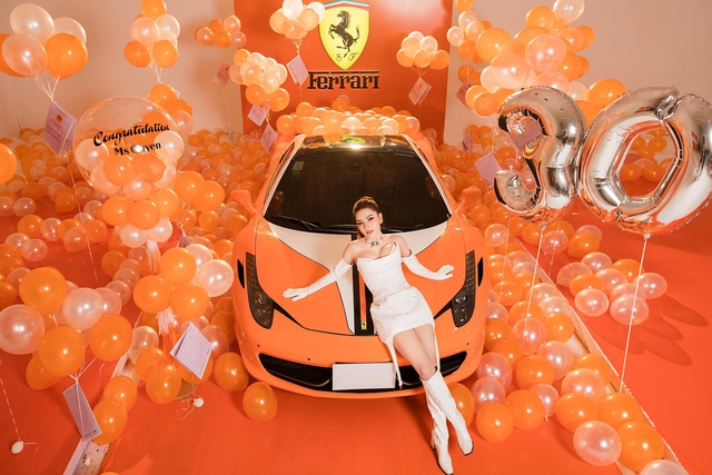 Hot girl Bến Tre chơi lớn tuổi 30: Sắm siêu xe Ferrari hàng hiếm đặt trong hộp quà khổng lồ - Ảnh 1.