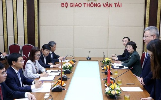 Bí thư tỉnh ủy Hải Nam Thẩm Hiểu Minh (đứng) đề xuất khôi phục và mở mới hoạt động hàng hải và hàng không giữa tỉnh này với Việt Nam.