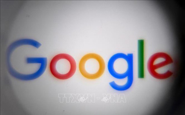 Biểu tượng Google trên màn hình điện thoại thông minh. Ảnh tư liệu: AFP/TTXVN