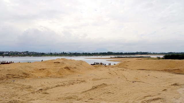 Khan hiếm cát xây dựng ở Quảng Nam, 1 mỏ cát được đấu giá gấp 50 lần - Ảnh 2.