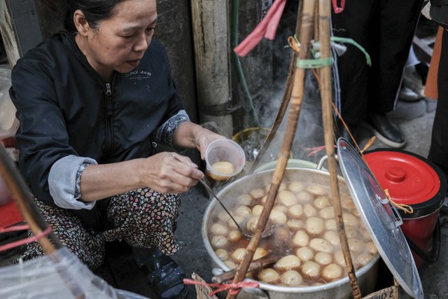 Giữa lòng Thủ đô có những gánh hàng rong khiến nhiều nhà hàng phải ghen tị vì đông khách - Ảnh 15.