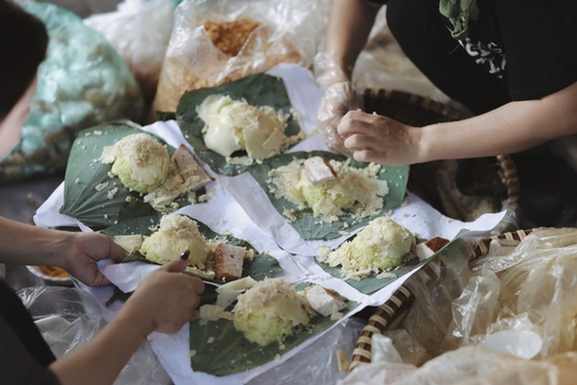 Giữa lòng Thủ đô có những gánh hàng rong khiến nhiều nhà hàng phải ghen tị vì đông khách - Ảnh 5.