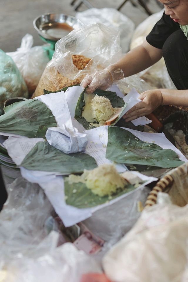 Giữa lòng Thủ đô có những gánh hàng rong khiến nhiều nhà hàng phải ghen tị vì đông khách - Ảnh 3.