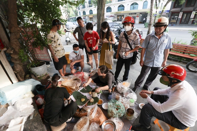 In the heart of the capital, there are street vendors that make many restaurants jealous because of the crowd - Photo 1.
