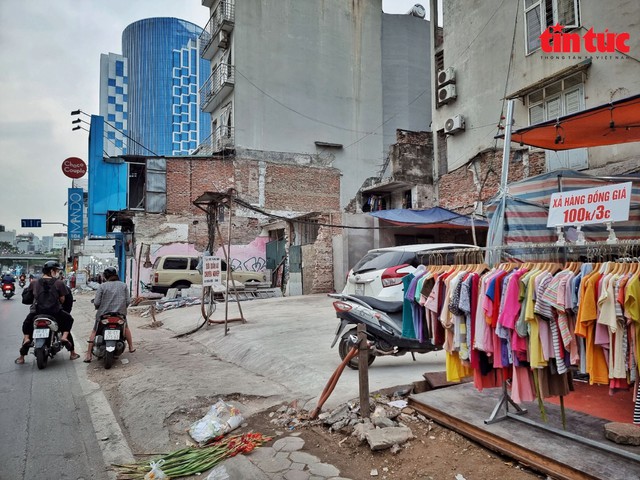 Hà Nội: Tiểu thương phố thời trang tranh thủ xả hàng trước khi bị giải phóng mặt bằng - Ảnh 6.