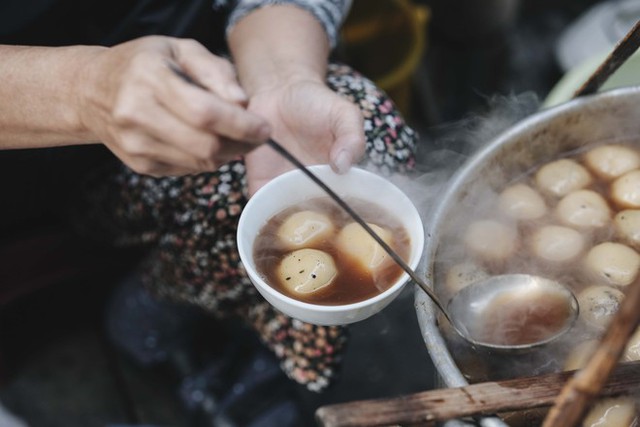 Giữa lòng Thủ đô có những gánh hàng rong khiến nhiều nhà hàng phải ghen tị vì đông khách - Ảnh 16.