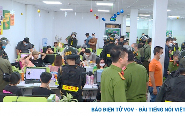Công an TP Hồ Chí Minh khám xét tại nơi băng nhóm lừa đảo - Ảnh: Công an cung cấp