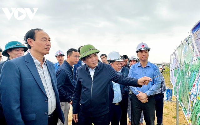 ThọThứ trưởng Bộ Giao thông Vận tải Lê Đình Thọ (bên trái) kiểm tra hiện trường thi công Dự án xây dựng công trình đường bộ cao tốc Bắc-Nam phía Đông giai đoạn 2021-2025.