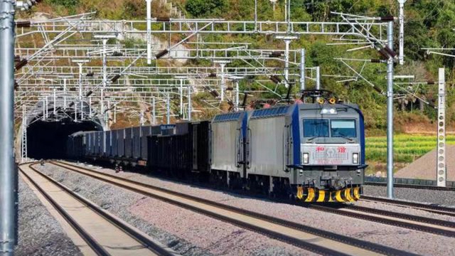  Hàng hóa nhập khẩu vào Trung Quốc qua đường sắt Trung - Lào tăng gấp 5 lần  - Ảnh 1.
