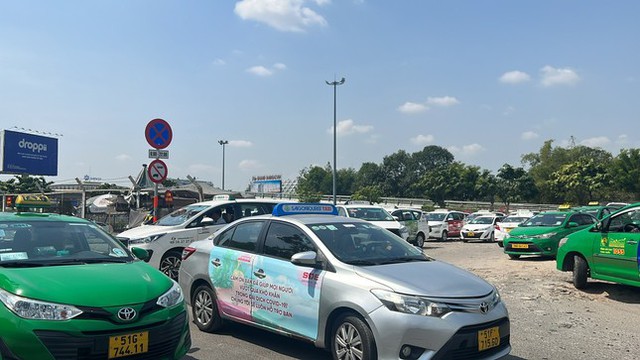 Sở GTVT TPHCM nói về đề xuất tiếp tục bãi đỗ xe tạm tại sân bay Tân Sơn Nhất - Ảnh 1.