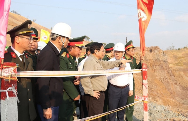 Thủ tướng Chính phủ kiểm tra công tác thi công dự án Nhà máy Thủy điện Hòa Bình mở rộng - Ảnh 3.