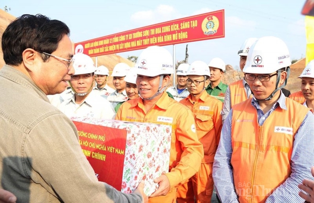 Thủ tướng Chính phủ kiểm tra công tác thi công dự án Nhà máy Thủy điện Hòa Bình mở rộng - Ảnh 2.