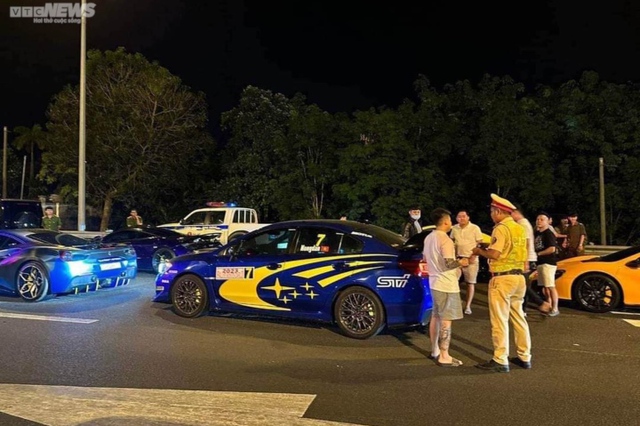 Cảnh sát chặn đoàn siêu xe Ferrari, Mercedes G63 trên cao tốc TP.HCM-Dầu Giây - Ảnh 1.