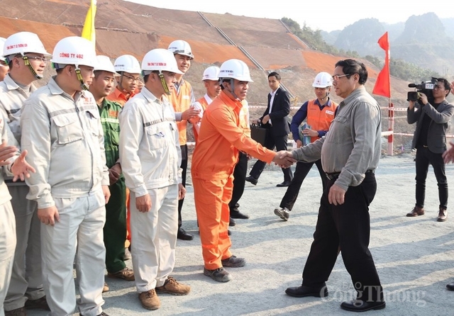 Thủ tướng Chính phủ kiểm tra công tác thi công dự án Nhà máy Thủy điện Hòa Bình mở rộng - Ảnh 1.