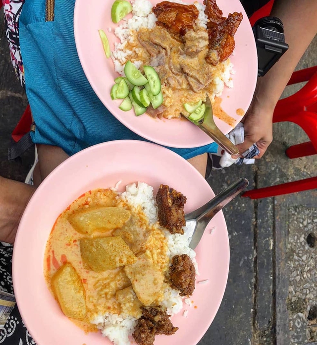 Quán cơm cà ri 50 tuổi ở Thái Lan: Hình thức đặc biệt, phải kê lên đùi ăn, nhưng tại sao khách vẫn xếp hàng để được thử? - Ảnh 4.