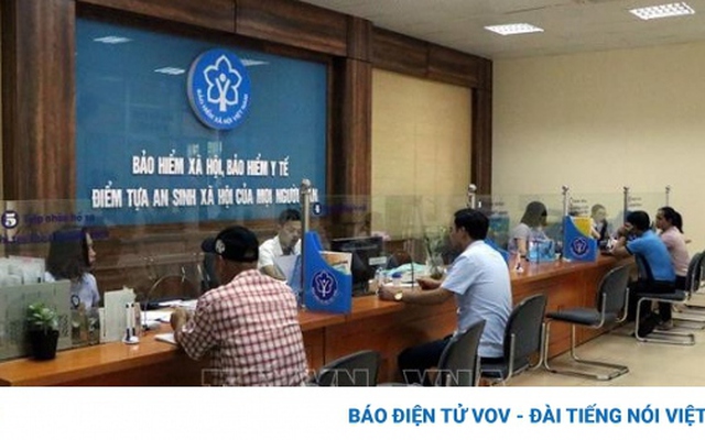 Người dân giao dịch tại các đơn vị Bảo hiểm xã hội Việt Nam