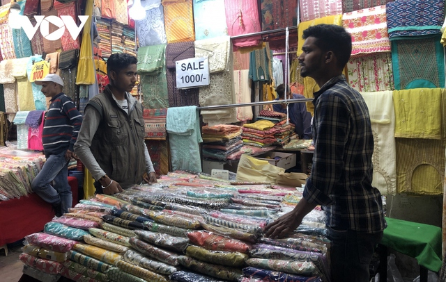 Thăm khu chợ sầm uất bậc nhất New Delhi, nơi người bán hàng toàn là đàn ông - Ảnh 6.